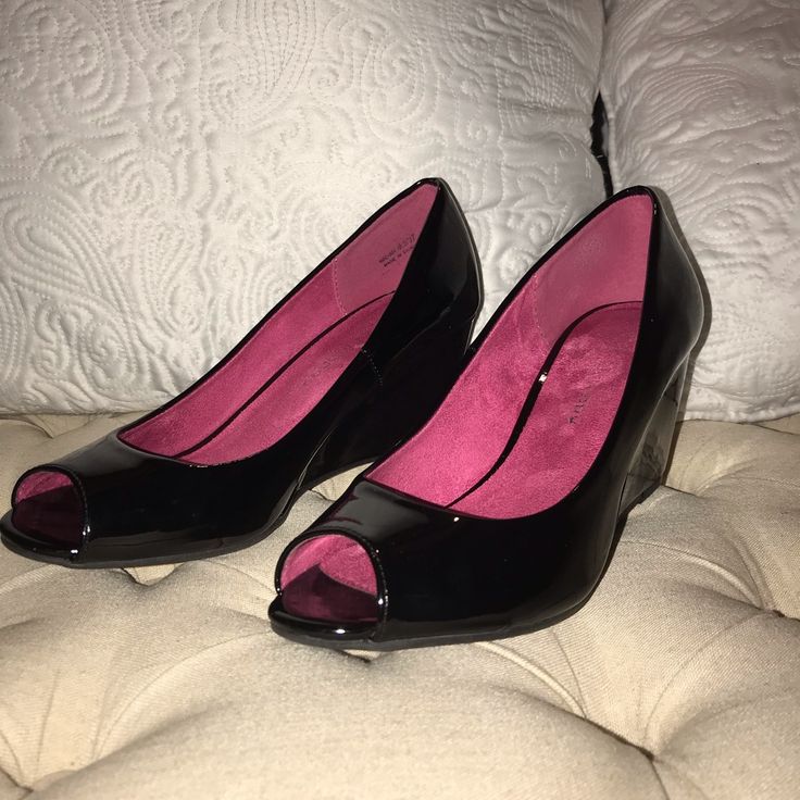 Comfy Black Wedges Not To High Never Worn Shoes Pfp, Shoe Nails, Low Heel Wedges, Low Wedges, Cute Heels, Shoe Inspo, Heel Slippers, Black Wedges, Wardrobe Style