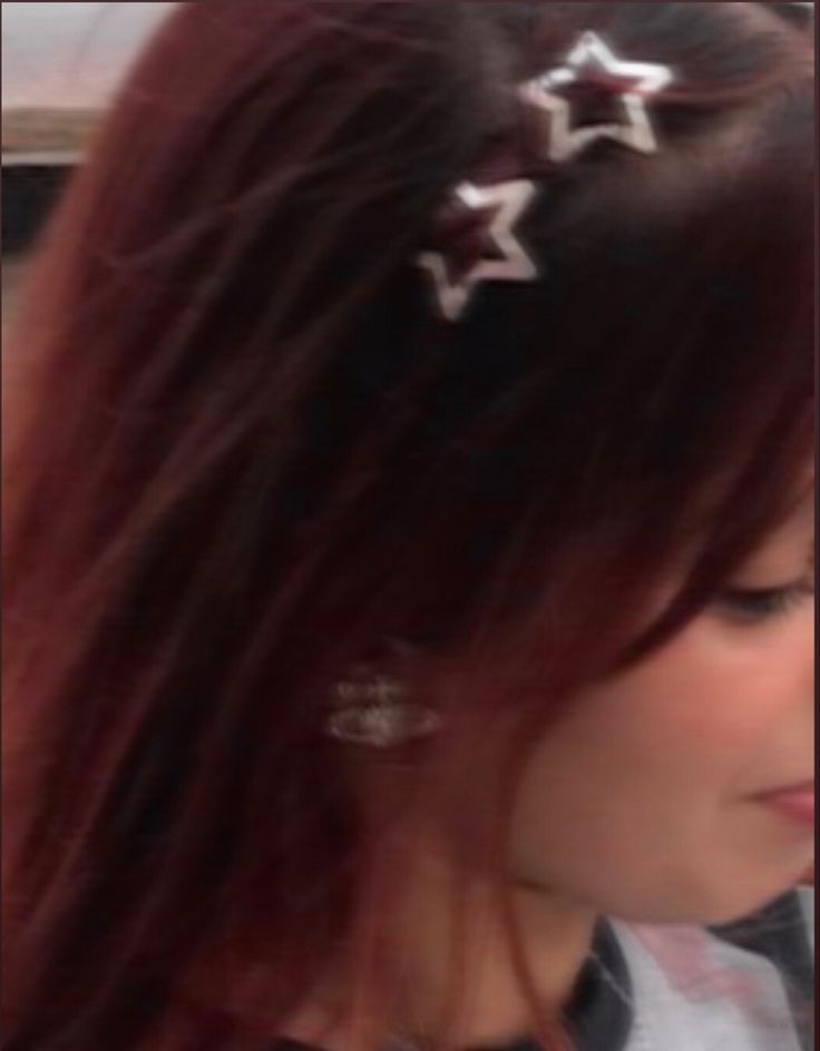 Star Shaped Hair Clips, Y2k Star Hairclip, Silver Star Hair Clips, Star Pin Hairstyles, Grunge Hair Clips, Star Barrette Hairstyles, Star Clips Hairstyles Y2k, Hairstyle With Star Clips, Star Clip Hairstyles