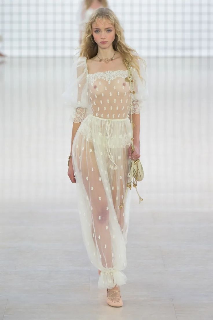 Chloé Spring 2025 Ready-to-Wear Runway, Fashion Show & Collection Review [PHOTOS] Boho Florals, 2025 Trends, Sheer Clothing, Hottie Women, Fashion Gallery, Spring Tops, Fashion Show Collection, Fashion Sketches, Runway Fashion