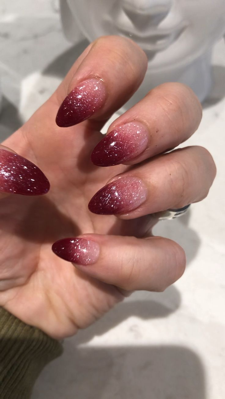 Maroon Bridal Nails, Maroon Glitter Nails, Nail Art Maroon Simple, Red Bridal Nails, Red Glitter Nail Designs, Nail Art Simple Elegant, Maroon Christmas, Nails Maroon, Maroon Nail Art