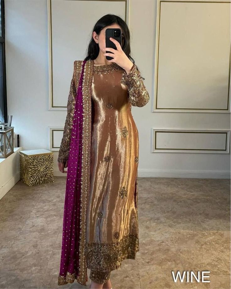 Maroon Dupatta Combination, Maroon Combination Dresses, Brown Colour Combination Outfit, Lohri Outfits For Women, Dresses Traditional, Latest Bridal Dresses, Gaun Fashion, Pakistani Fancy Dresses, Beautiful Pakistani Dresses