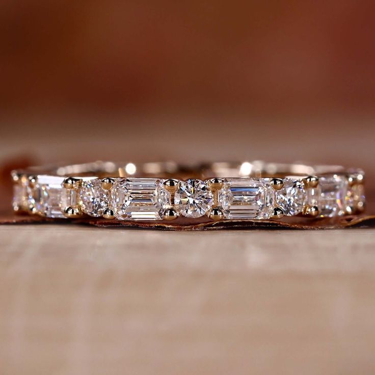 a wedding band with five baguetts of diamonds