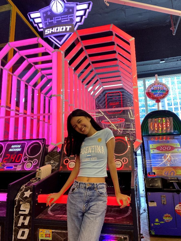 Girl leaning on basketball arcade game. Arcade Photo Ideas, Arcade Instagram Pictures, Arcade Picture Ideas, Arcade Date Outfit Ideas, Arcade Photoshoot Aesthetic, Arcade Aesthetic Outfit, Arcade Aesthetic Photoshoot, Arcade Date Outfit, Arcade Pictures