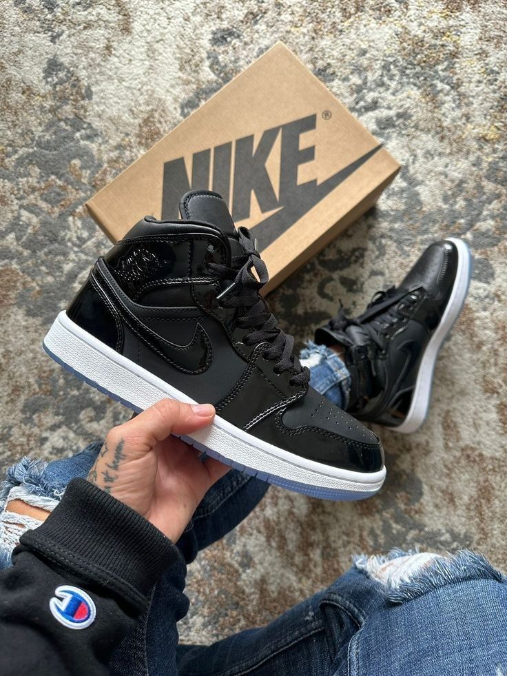 Sneaker Closet, Pink Jordans, Pretty Sneakers, Trendy Shoes Sneakers, Outfits For School, Air Jordan 1 Mid Se, Jordan Shoes Retro, Fashion Shoes Heels, Pretty Shoes Sneakers