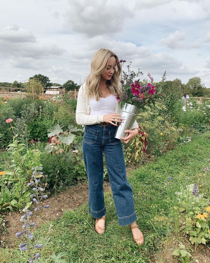 Ellie Jean Royden Body And Style, Ellie Jean-royden, Body And Style, Ellie Jean, Cottagecore Outfit, Cottage Core Aesthetic, Dream Style, Classic Jeans, Farm Girl