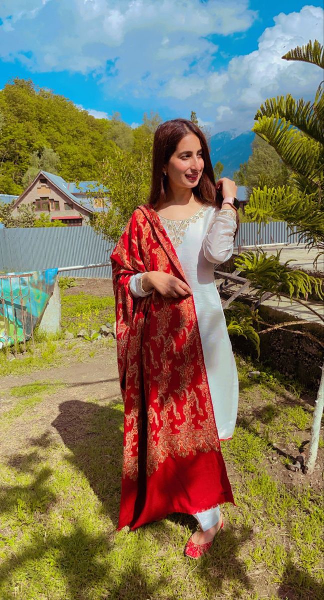 White and red salwar Suit with #fizzygoblet jutti Red And White Kurti, Red Salwar Suit Simple, Red Salwar Suit, White Salwar Suit, White Kurti, Red Kurti, White Anarkali, Heavy Dupatta, Shalwar Kameez