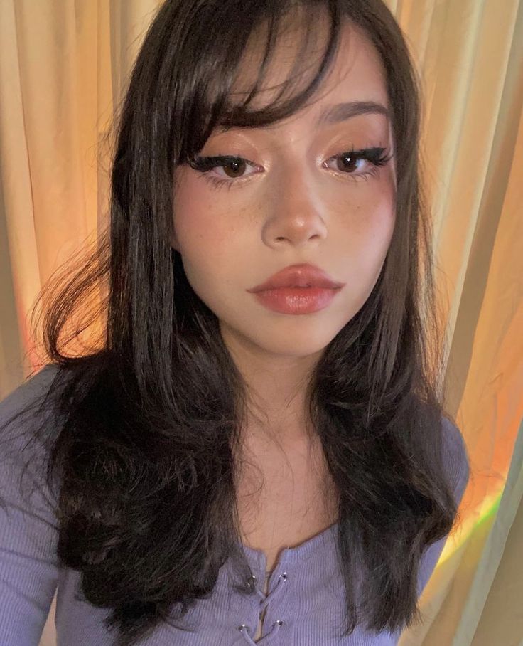 Rosey Cheeks Makeup, Approachable Makeup, Igari Makeup Dark Skin, Bold Eyeshadow, Mekap Mata, Goddess Aesthetic, Soft Makeup Looks, Swept Bangs, Makeup Help