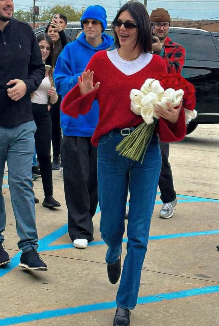 Red Sweater Makeup Look, Kendall Jenner Red Sweater, Red Jumper Outfit Winter, Red Cropped Sweater Outfit, Kendall Jenner Sweater, Red Crewneck Outfit, Red Pullover Outfit, Red Jumper Outfit, Semi Formal Mujer