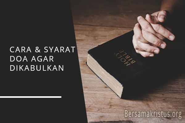 a person holding their hands over a book with the words cara & syrat doa agar dikabukkan