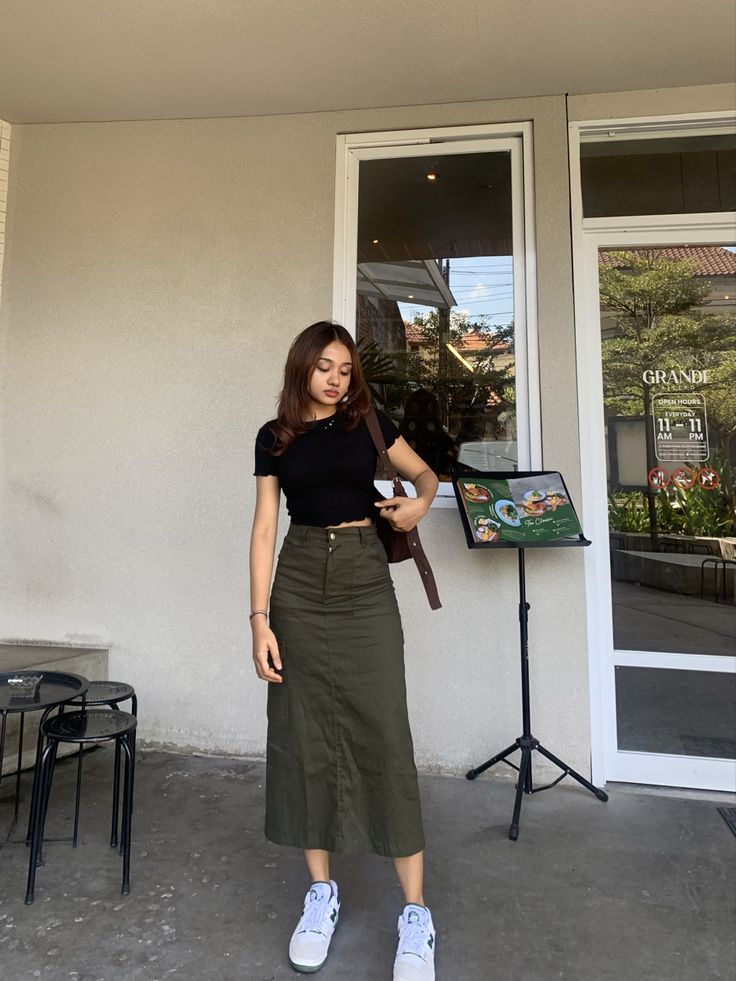 Hangout Outfit Ideas, Plain Skirt Outfit, Tita Outfit Ideas, Cargo Skirt Outfit Ideas, Tita Outfit, Long Cargo Skirt, Dress Natal, Cargo Skirt Outfit, Outfit Recommendations