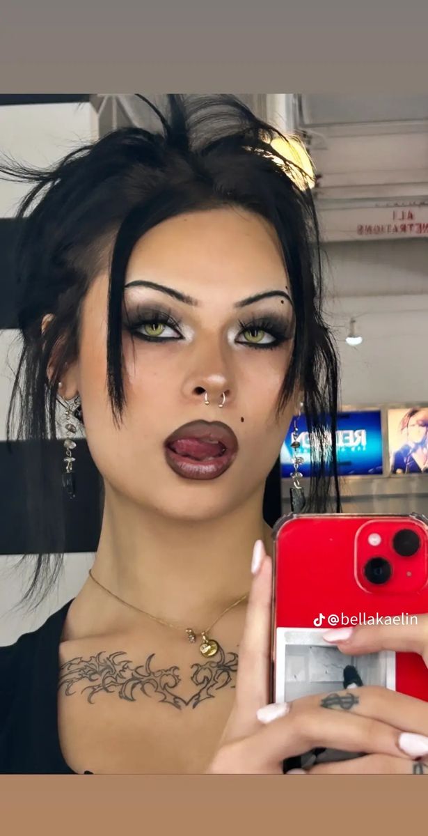 Grunge Halo Eye, East Goth Makeup, Cool Tone Grunge Makeup, Makeup To Make You Look Hotter, Abbey Bominable Makeup Look, Dark Makeup Looks For Hooded Eyes, Smokey Alt Makeup, Makeup Looks With No Lashes, Styles Of Eyeliner