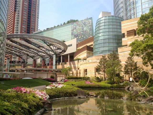 a pond in the middle of a city park