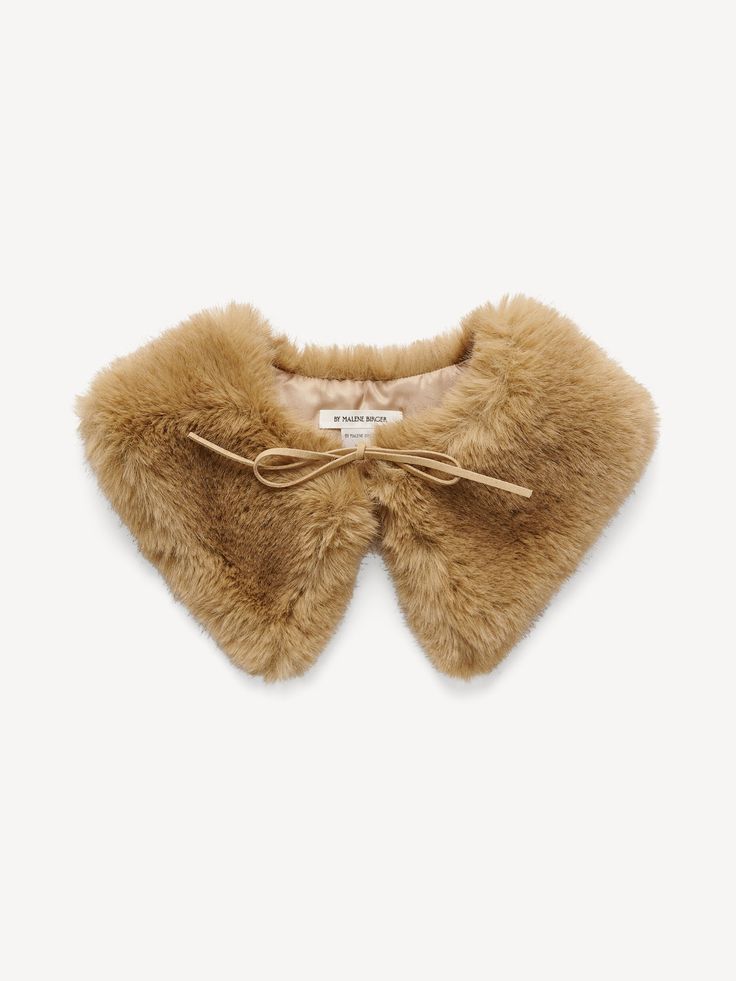 Scarves | Explore all styles here | By Malene Birger Fur Collar Outfit, Fur Projects, Athleisure Essentials, Animal Hide, Dr Wardrobe, Cool Accessories, Detachable Collar, Clothing Details, Fur Hat