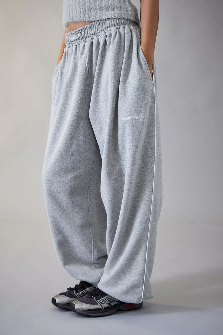 iets frans... Grey Harri Baggy Joggers, fashion inspo, fall outfits, fall trends, cargo pants, outfits, outfit inspo, fall aesthetic, back to school, first day of school, school outfits, college outfits, fall outfits women, comfy clothes, at home clothes, aesthetic, sweats Urban Outfitters Sweatpants, Outfit Jogging, Joggers Outfit Women, Jogging Nike, Jogger Outfit, Baggy Joggers, Jogging Outfit, Baggy Sweatpants, Joggers Outfit