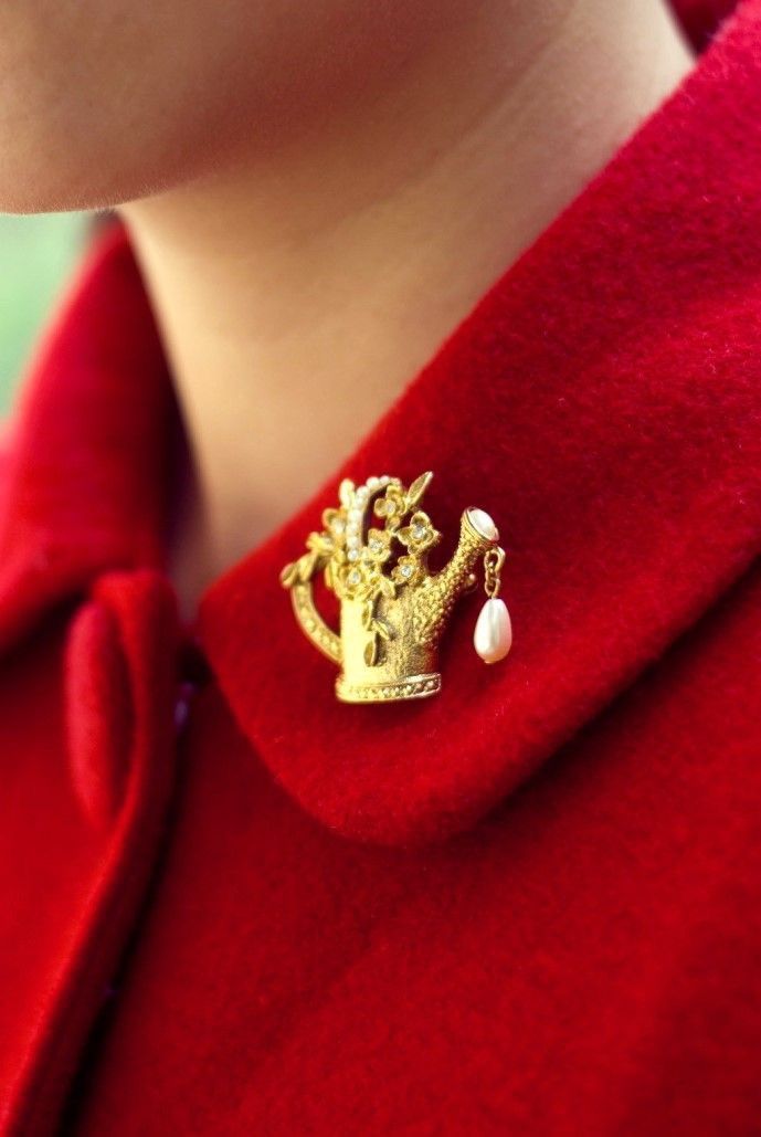 Wearing Brooches, Knitted Necklace, Lucky Colour, Jewelry Brooch, Wedding Brooch, Red And Gold, Style Home, Vintage Brooches, Red Gold