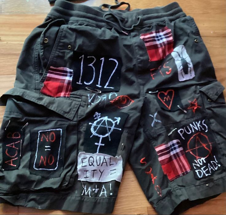 Patch Shorts Punk, Crust Shorts, Punk Moodboard, Alt Diy, Punk Shorts, Diy Sewing Clothes, The Works, Sewing Clothes, Diy Sewing