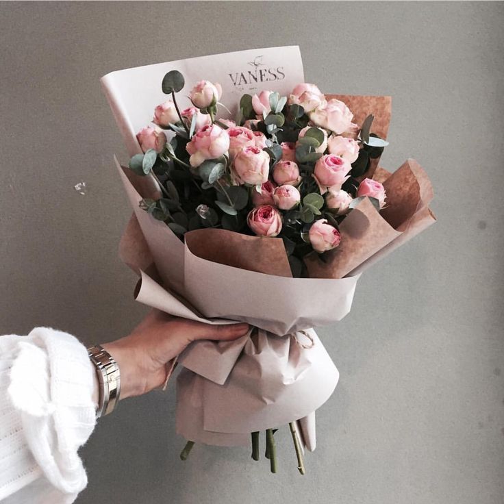 a person holding a bouquet of flowers in their hand with the words vannes written on it