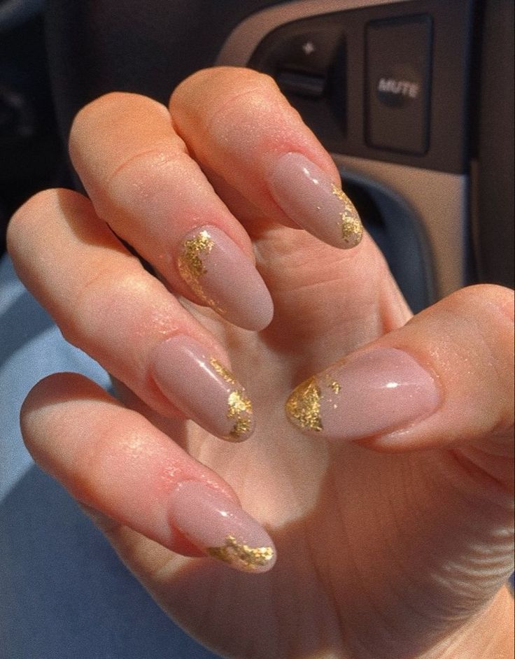 Simple Nails With Gold Flakes, Oval Nails With Gold Flakes, Gel Nail Designs Gold Flakes, Gold Flake Tip Nails, Gold Flakes Nail Art, Gold Flake Ombre Nails, Gold Flakes On Nails, Gold Flake Nail Design, Minimal Gold Nails