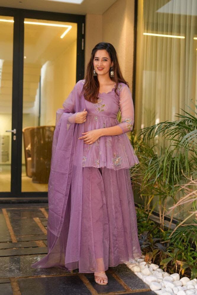 Organza Outfit, Simple Frock Design, Kurta Palazzo Set, Organza Suits, Long Frock Designs, Long Gown Design, Simple Frocks, Modest Dresses Casual, Indian Dresses Traditional