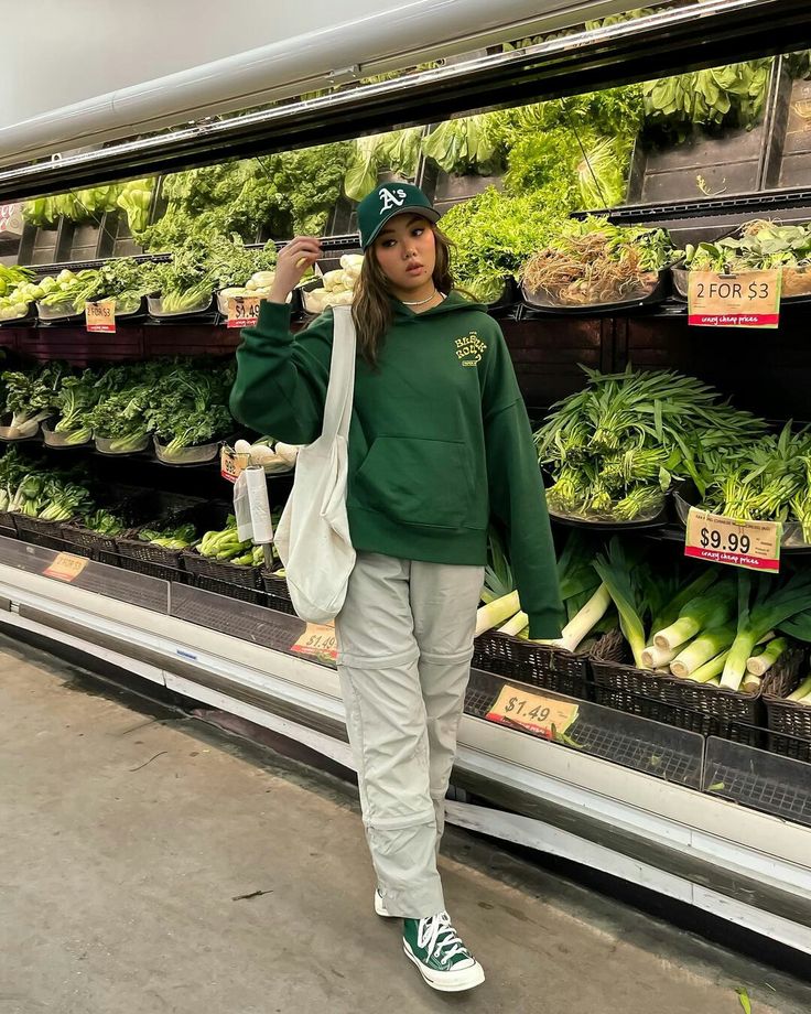 Green Converse Outfit Aesthetic, Outfits With Green Converse, Colorful Converse Outfit, Green Converse Outfits, Green Spring Outfits, Converse Aesthetic Outfit, Green Converse Outfit, Converse Outfit Aesthetic, Green Hoodie Outfit