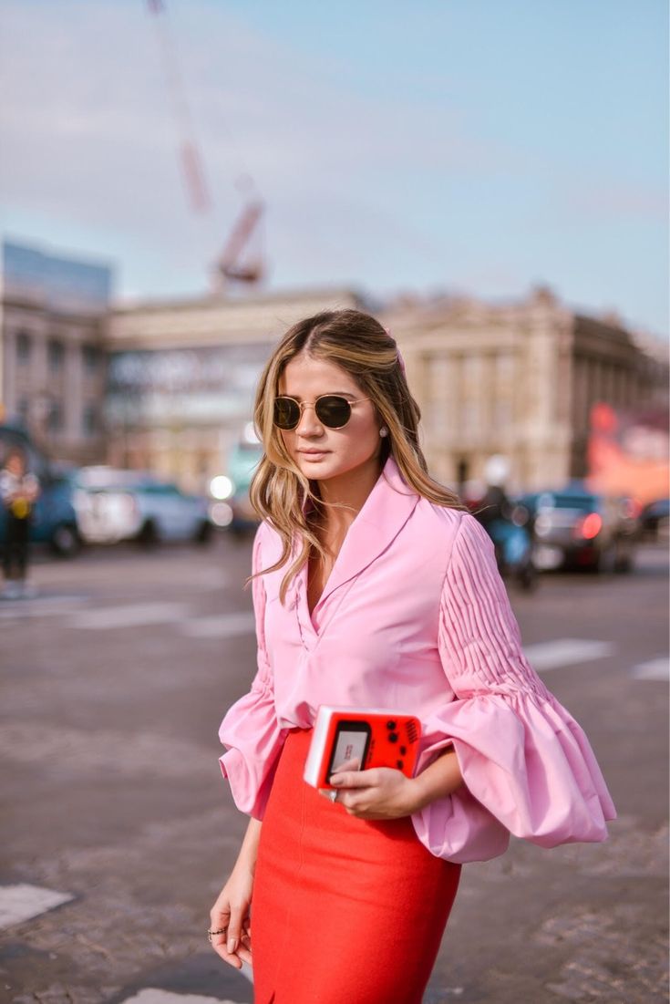 Mode Tips, Red Pencil Skirt, Red Skirt, Looks Street Style, Red Skirts, Looks Chic, Beauty Blender, Pink Top, Pink And Red