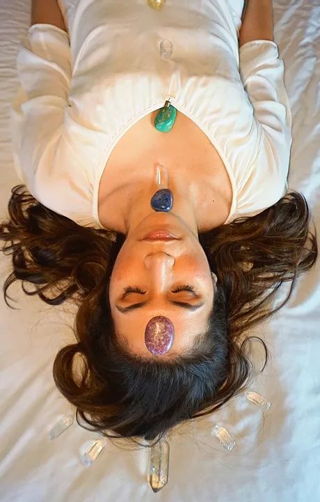 Bodywork Healing, Spiritual Healer Aesthetic, Healer Woman, Healing Photos Photography, Reiki Photoshoot Ideas, Reiki Photos, Reiki Photoshoot, Reiki Aesthetic Photography, Crystal Healing Photography