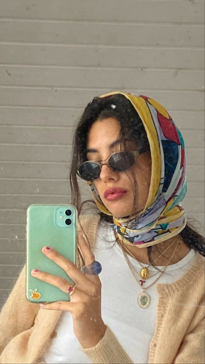 Head Scarf Outfit, Scarf Aesthetic, Mode Ulzzang, Hair Scarf Styles, 70s Inspired Fashion, Head Scarf Styles, Scarf Outfit, Hairstyle Inspo, Hair Scarf