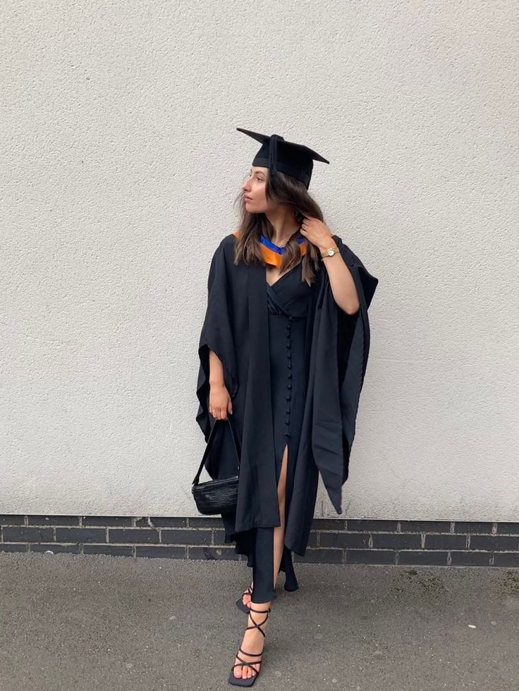 University Graduation Dress, Graduation Dress Black, Outfit Ideas Graduation, Winter Graduation Outfit, Graduation Aesthetic, Black Graduation Dress, Winter Graduation, Graduation Outfit Ideas, University Graduation