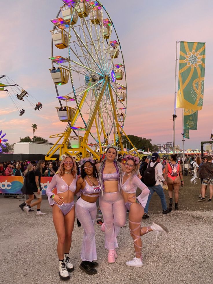 Edc Group Outfits Ideas, Rave Group Outfits Ideas, Edc Rave Outfits Las Vegas, Edc Picture Ideas, Rave Group Outfits, Edc Festival, Rave Best Friends Outfits, Foam Wonderland Rave Outfits, Edc Rave Outfits