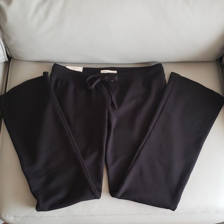 Brand New. Size Juniors Large. Made Of Soft Fleece Sweatpant Material. Measures 17" Across Waist, 20" Across At Hips, 9 1/2" Across At Thighs, 8 1/2" From Waist Band To Crotch, 32" From Crotch To Bottom Of Pant Legs, 7 3/4" Across At Calf And 9" At Bottom Of Pants Leg Hem. Comes From A Smoke And Pet Free Home. Black Stretch Pants For Lounging, Fitted Black Lounge Pants, Fitted Black Pants For Lounging, Black Sweatpants, Waist Band, Aeropostale, Pant Jumpsuit, Sweatpants, Pants For Women