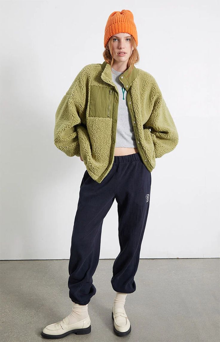 Oversized Sherpa Jacket Outfit, Sherpa Jacket Outfit, Oversized Sherpa Jacket, Fleece Jacket Outfit, Fleece Outfit, University Style, Big Sleeves, Denim Wear, Sherpa Jacket