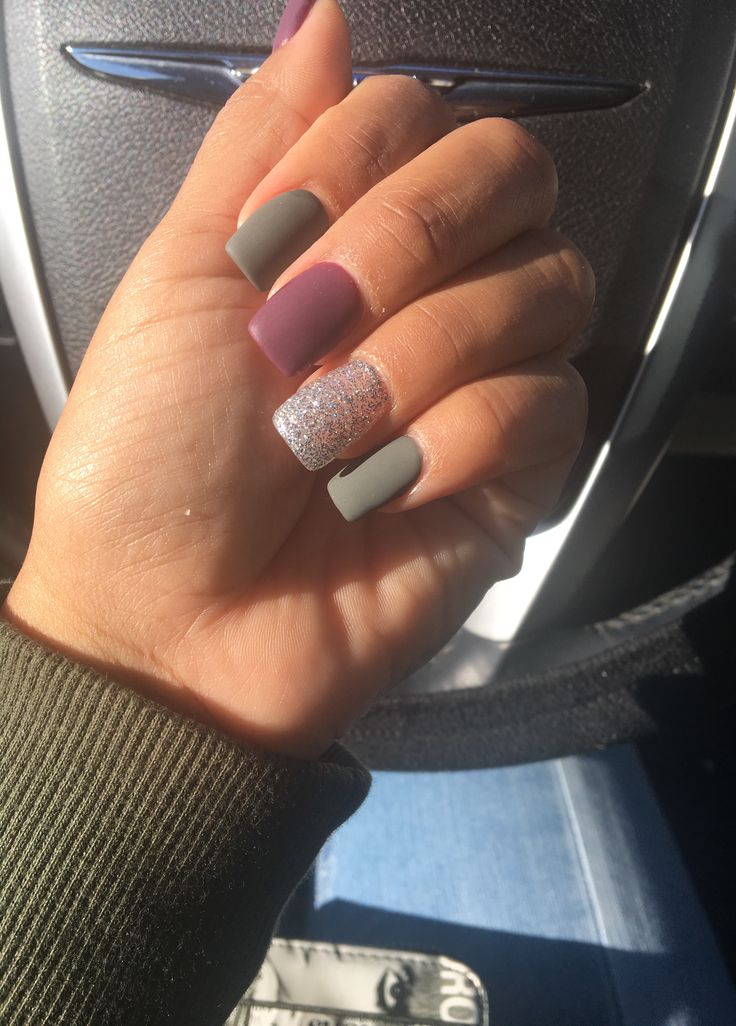 Grey And Maroon Nails, Green And Maroon Nails, Green Gray Nails, Green And Burgundy Nails, Burgundy And Green Nails, Burgundy And Grey Nails, Maroon Fall Nails Burgundy, Matte Green Nails Design, Sage Green Fall Nails