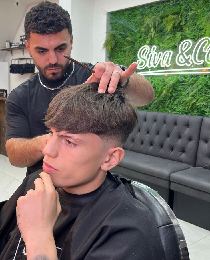 Garnacho Hairstyle, Leon Haircut, Garnacho Haircuts, Men's Haircut, Clipuri Video, Man United, Hair Cut, Haircuts For Men, Mens Hairstyles