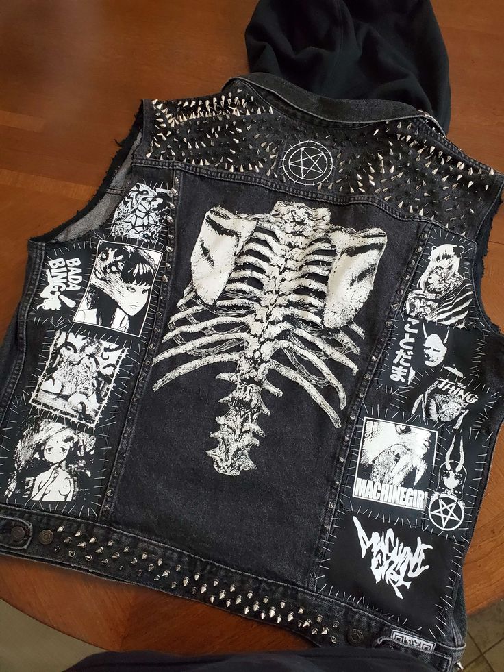 Back Patches For Jackets Punk, Punk Custom Jacket, Trad Goth Battle Jacket, Horror Battle Jacket, Back Of Battle Jacket, Battle Jacket Back Panel, Diy Spikes Clothes, Crust Punk Leather Jacket, Battle Jacket Embroidery