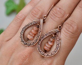 Weaving Earrings, Sunstone Earrings, Wire Wrapped Gemstone Jewelry, Wire Jewelry Earrings, Rings Ideas, Bijoux Fil Aluminium, Wire Jewelry Designs, Wire Wrapping Crystals, Wire Work Jewelry