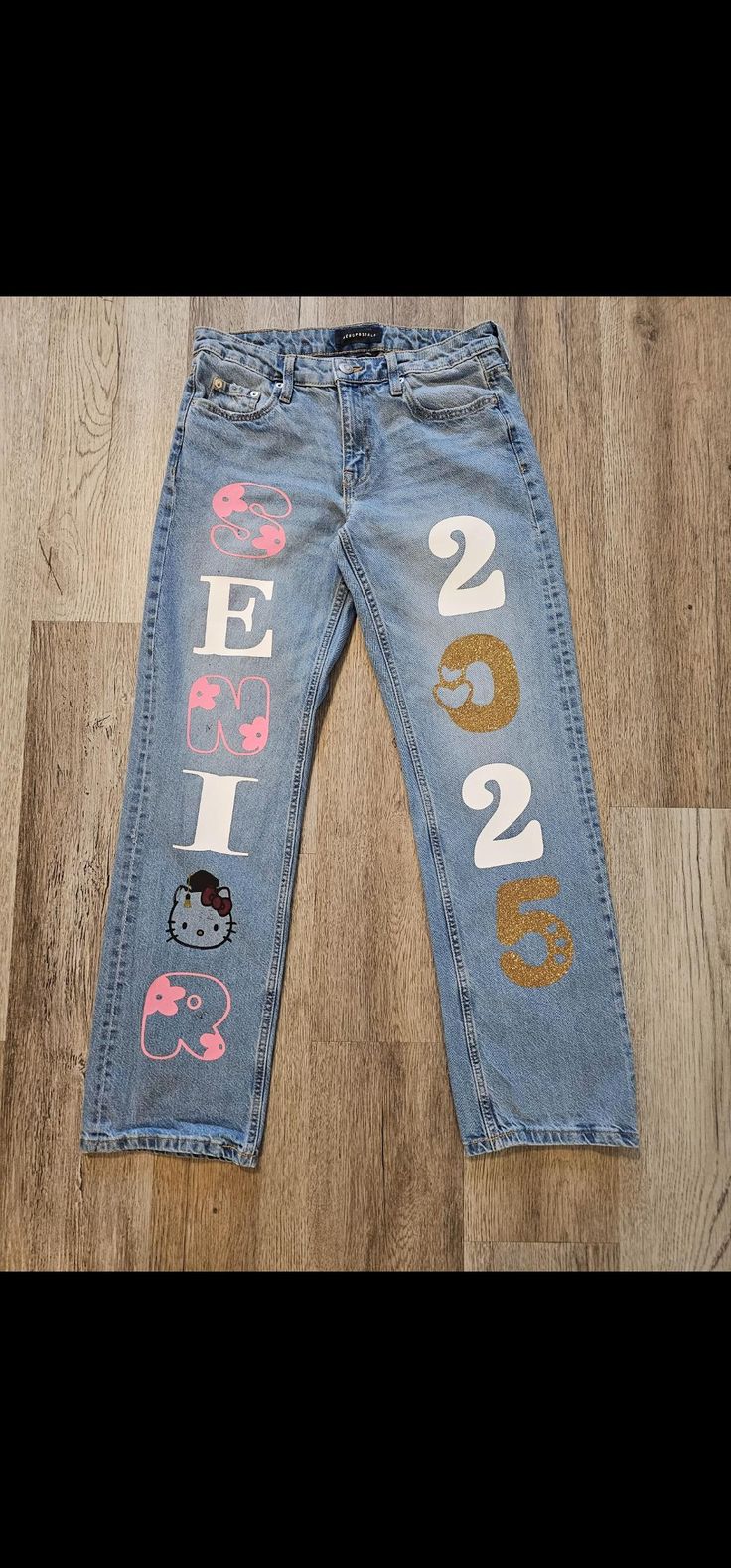 Senior Jeans made to order Any design can be done Please send an inspo pic and we will recreate it for you Follow us on Instagram @ caroboutiquegoods White Senior Pants, Spirit Jeans Ideas, Senior Pants Ideas, Homecoming Pants, Senior Painted Jeans, Senior Pants, Custom Jeans Diy, Senior Year Things, Senior Jeans