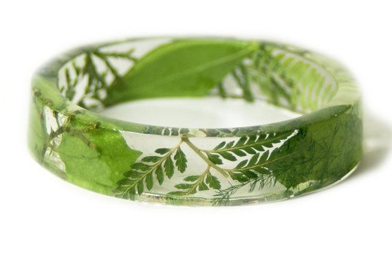 a green ring with leaves on it