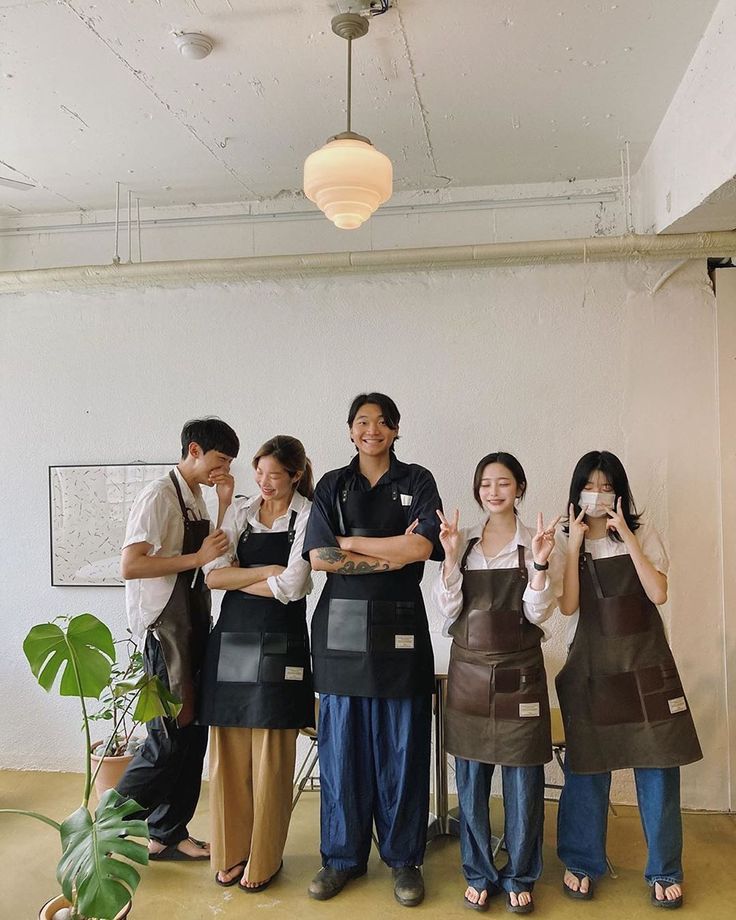 Uniform Cafe, Barista Outfit, Barista Uniform, Barista Outfits, Waitress Outfit, Cafe Uniform, Waitress Uniform, Makeup Ulzzang, Waiter Uniform