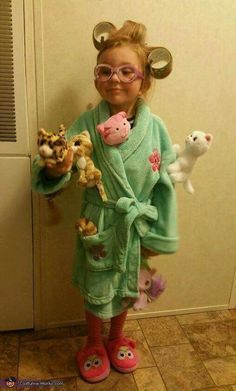 2023 Costume Trends, Kid Costume Ideas, Work Costume Ideas, Crazy Cat Lady Halloween Costume, Girls Halloween Costumes For Kids, Dnd Costume, Crazy Cat Lady Halloween, Crazy Cat Lady Costume, Sister Halloween Costumes