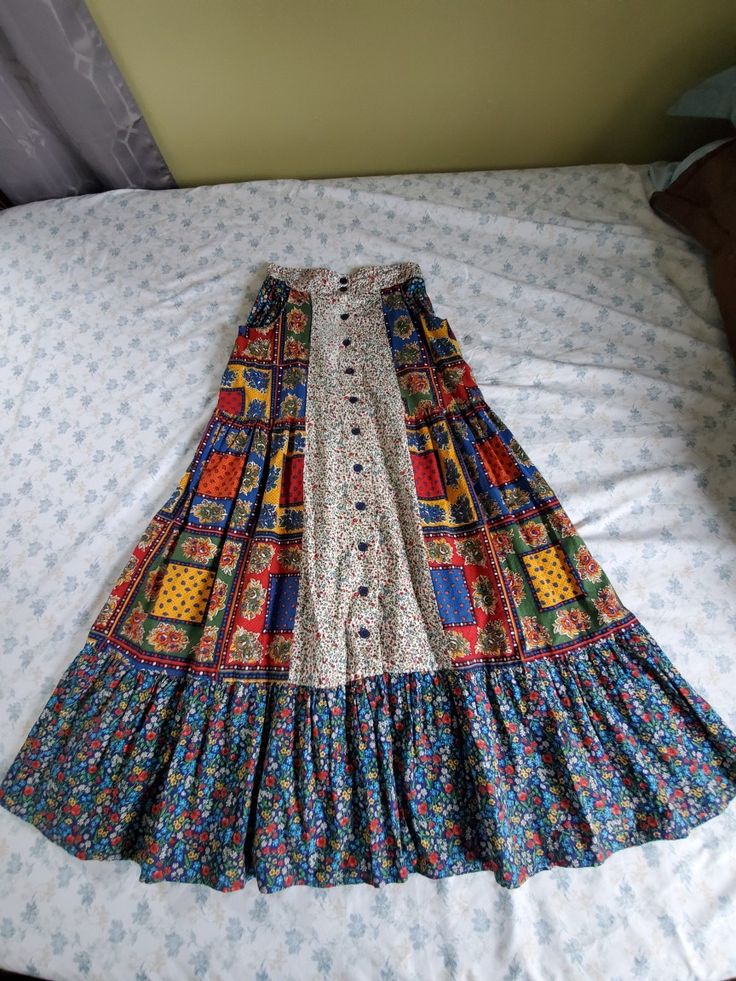 Maxi Skirt Sewing, Patchwork Maxi Skirt, Patchwork Circle Skirt, Patchwork Skirt Diy, Patchwork Skirt Pattern, Vintage Patchwork Skirt, Patchwork Skirt Outfit, Gunne Sax Skirt, Quilted Clothing