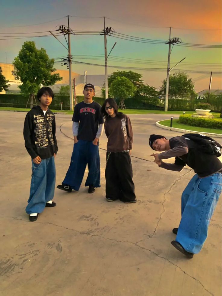 Mid West Emo Fashion, Skater 2000s Aesthetic, Mid90s Fashion, Midwest Gothic Aesthetic Outfits, 90s Grunge Skater Aesthetic, Punk Skater Aesthetic, Black Skater Outfit, Skater Punk Aesthetic, Draingang Outfit