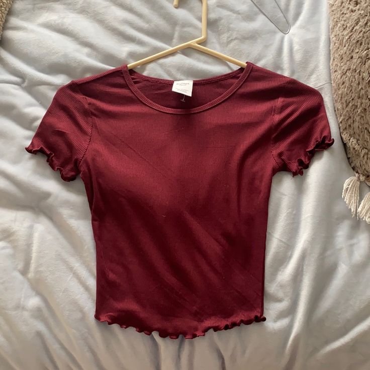 Never Worn Trendy Burgundy Stretch Top, Trendy Stretch Burgundy Tops, Fitted Red Cotton Tops, Burgundy Short Sleeve Tops For Summer, Short Sleeve Burgundy Tops For Summer, Burgundy Cotton Short Sleeve Tops, Red Stretch Short Sleeve Shirt, Trendy Burgundy Cotton Tops, Burgundy Casual Short Sleeve Top