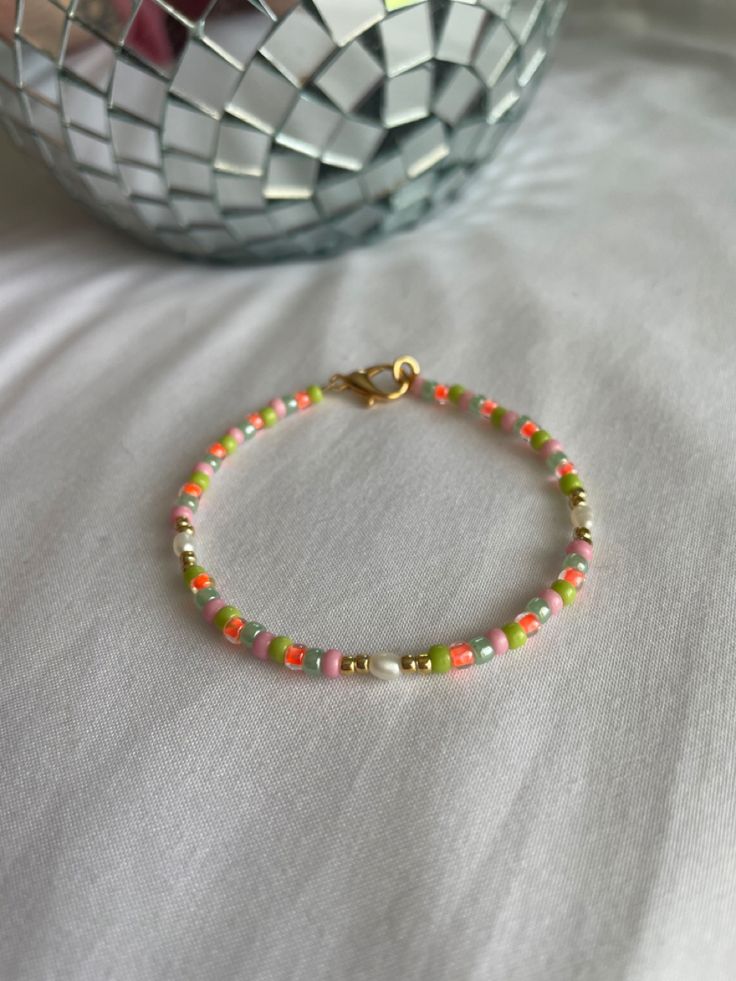 Metallic Beads Bracelet, Sees Bead Bracelets, Mini Seed Bead Bracelets, Summer Bracelet Inspo Beads, Micro Bead Bracelet Ideas, Diy Bracelets Pearl, Bracelet Ideas Tiny Beads, Colorful Pearl Bracelet, Basic Beaded Bracelet