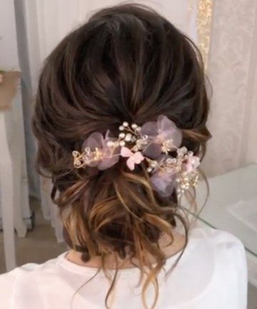 Low Messy Bun With Flowers, Low Bun Wedding Hair With Flowers, Hair Buns With Flowers, Bd Hairstyles, Messy Bun Hairstyles Indian, Messy Bun Indian, Messy Bun Hairstyles Indian Saree, Messy Bun With Flowers, Low Bun With Flowers