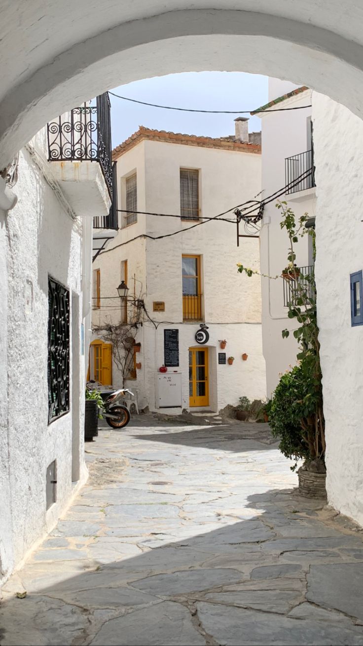 street, village, spain, spanish, cadaques, architecture, house, white, blu, aesthetic, trip, holidays, travel, european summer Spanish Core Aesthetic, Old Spanish Aesthetic, Spanish Holiday Aesthetic, Spanish Summer Aesthetic, Spain Houses, Spanish Aesthetic, House In Spain, Aesthetic Trip, Spanish Village