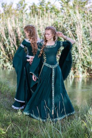 Close Calls, Celtic Dress, Elven Dress, Elf Dress, Medieval Clothes, Fair Outfits, Flowers For Sale, Wedding Dresses With Flowers, Fantasy Dresses