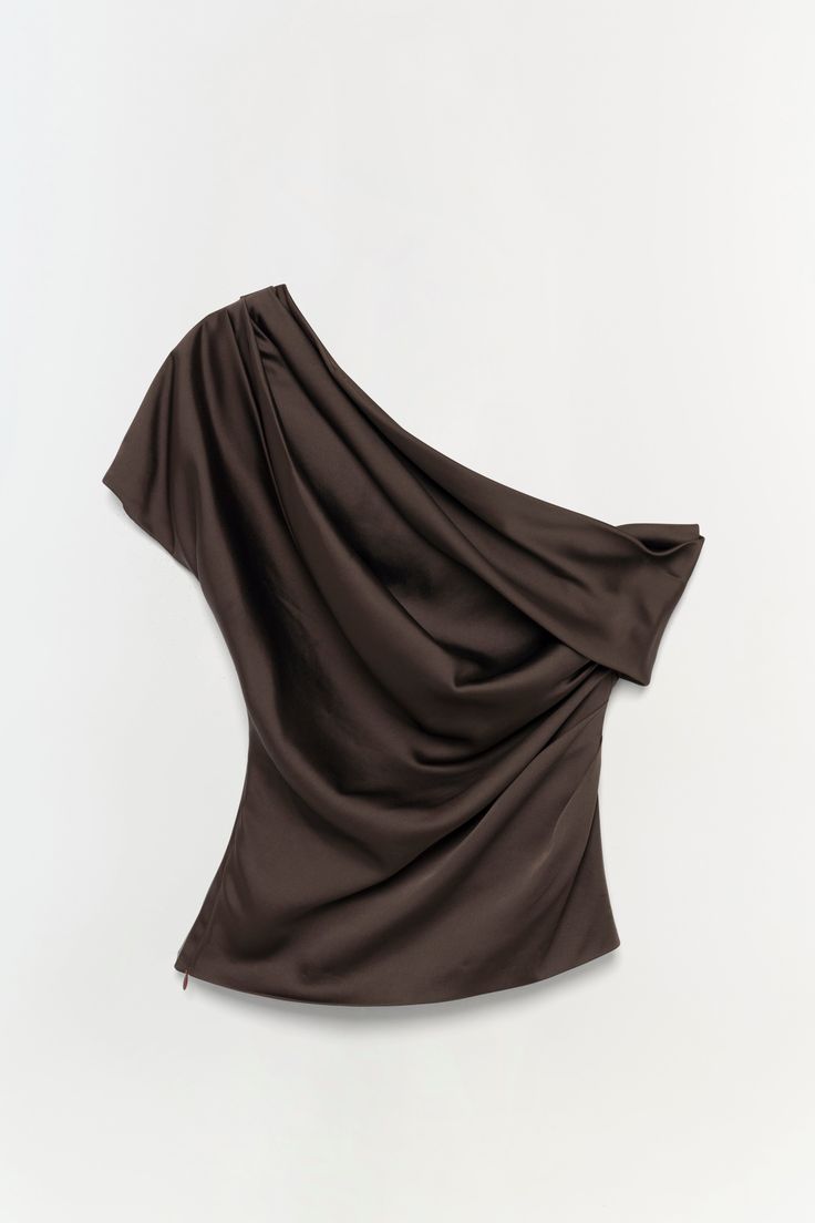 FALL 2024 WOMEN'S COLLECTION The Phoebe Top in Chocolate. This draped piece features an elegant one-shoulder design with a voluminous, asymmetrical silhouette. The expertly crafted folds create a flattering and unique look. Dramatic Tops For Women, Draped Tops, Designer Tops For Women, Drape Top, Draped Top Outfit, Soft Dramatic, Asymmetrical Top Outfit, Draping Top, Silky Top