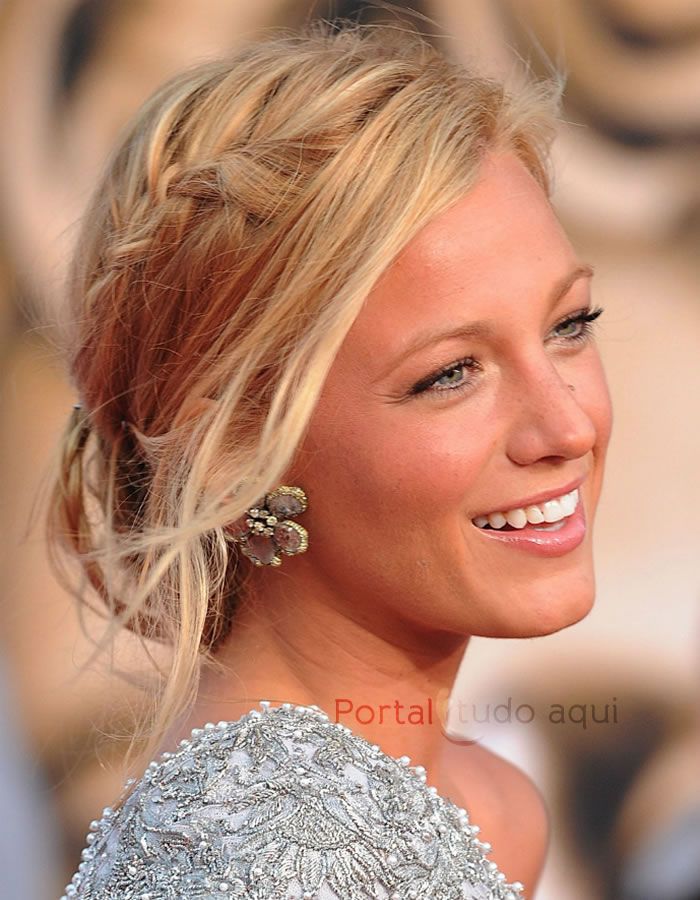 Veja dicas fotos e até o passo a passo de lindos e perfeitos penteados para o verão e fique linda para a melhor estação do ano! Hairdo Wedding, Bohemian Hairstyles, Penteado Cabelo Curto, Trending Hairstyles, Short Hair Styles Easy, Boho Hairstyles, Blake Lively, Bridesmaid Hair, Hair Updos