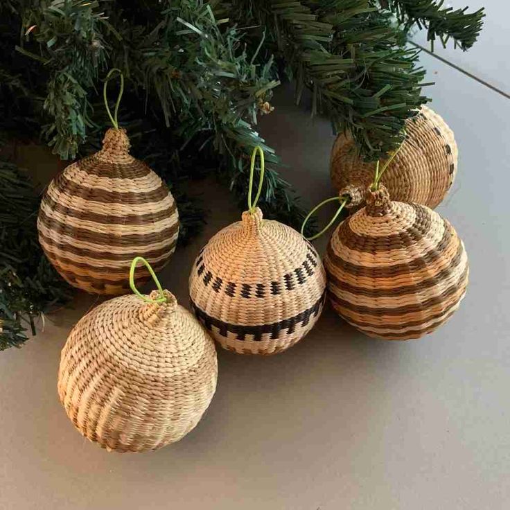 Christmas balls neutral colors Christmas Mediterranean Decor, Woven Reed Christmas Ornaments, Earthy Christmas Tree, Pine Needle Crafts, Basket Weaving Diy, Basket Weaving Patterns, Christmas Angel Ornaments, Pine Needle Baskets, Christmas Hanging