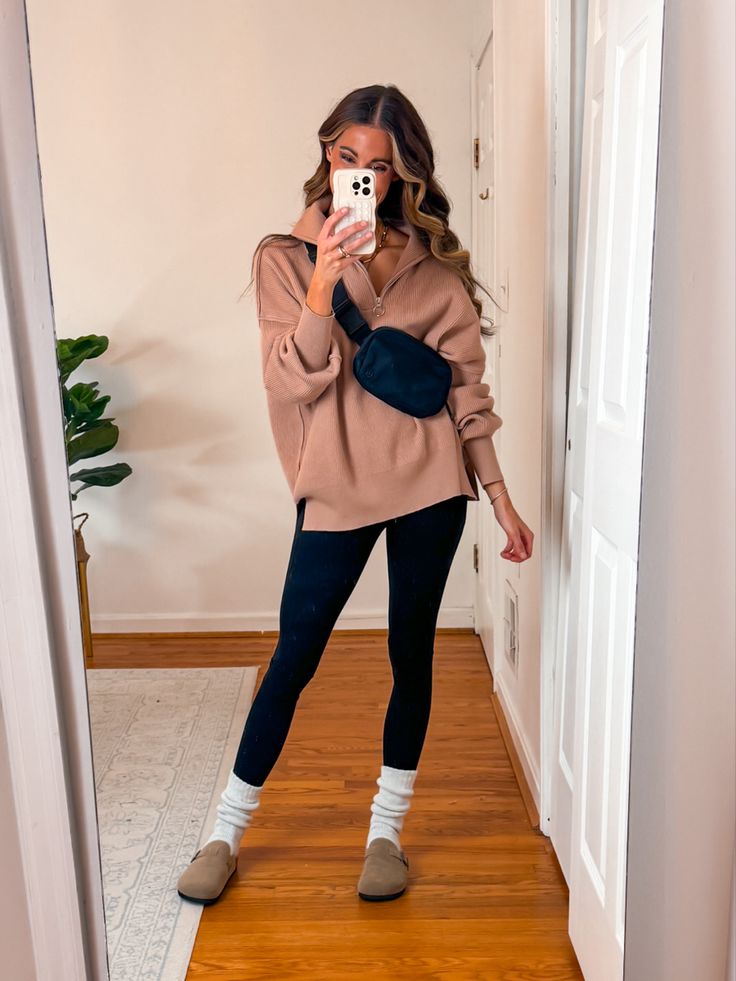 Clog And Socks Outfit, Boston Birkenstock With Leggings, Birkenstocks With Leggings Outfit, Leggings And Boston Clogs, Birkenstock Sherpa Clogs Outfit, Clog Outfits Winter, Boston Clog Fall Outfit, Birkenstock Clog With Socks, Ugg Clogs Outfit Summer